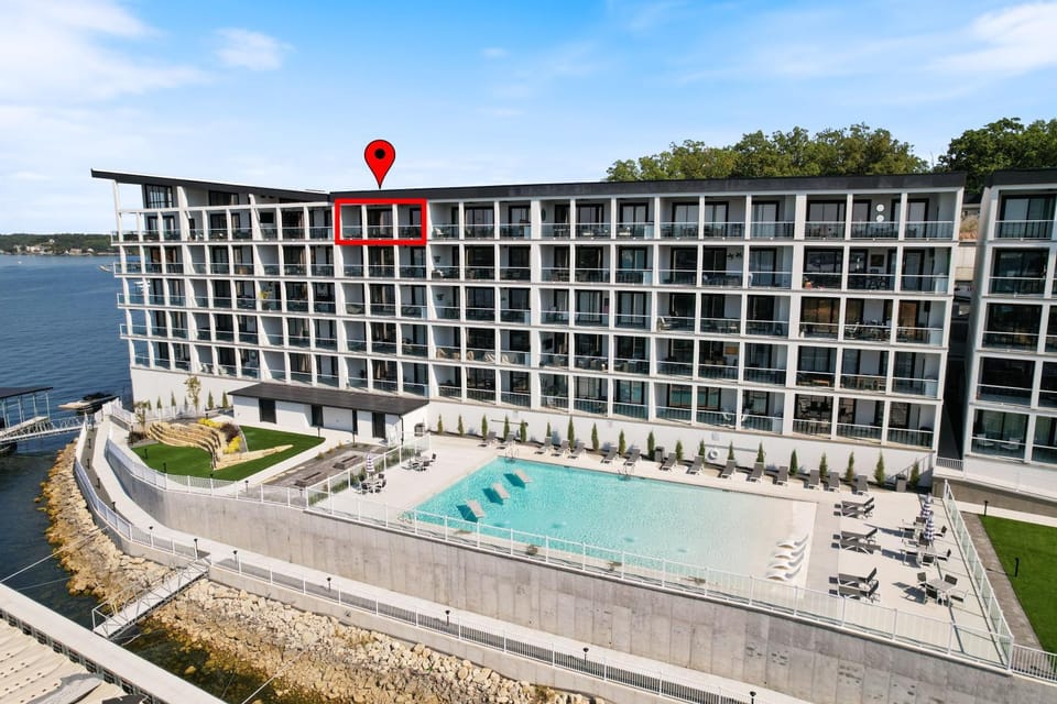 Property building, Day, Pool view, Swimming pool, sunbed