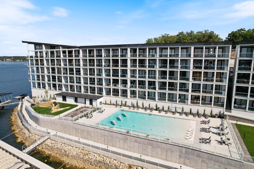 Property building, Day, Pool view, Swimming pool, Swimming pool, sunbed