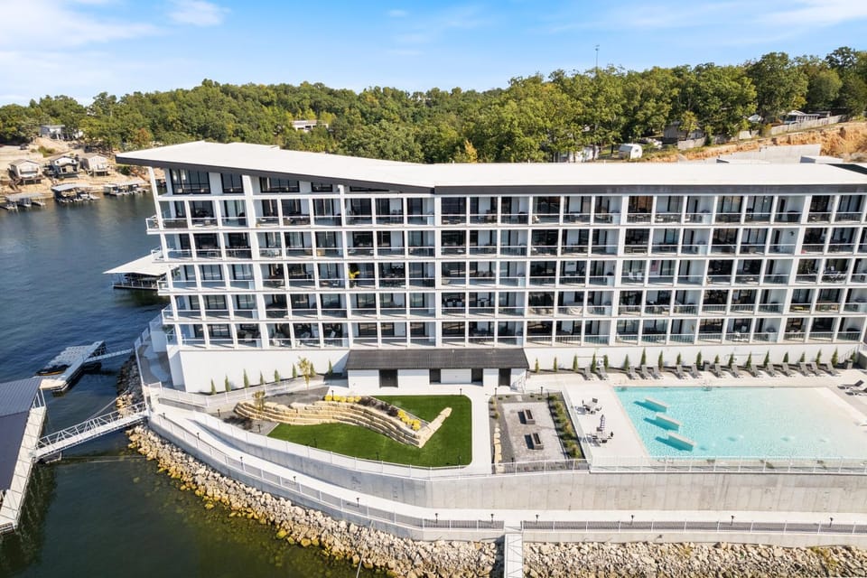Property building, Day, Bird's eye view, Lake view, Pool view