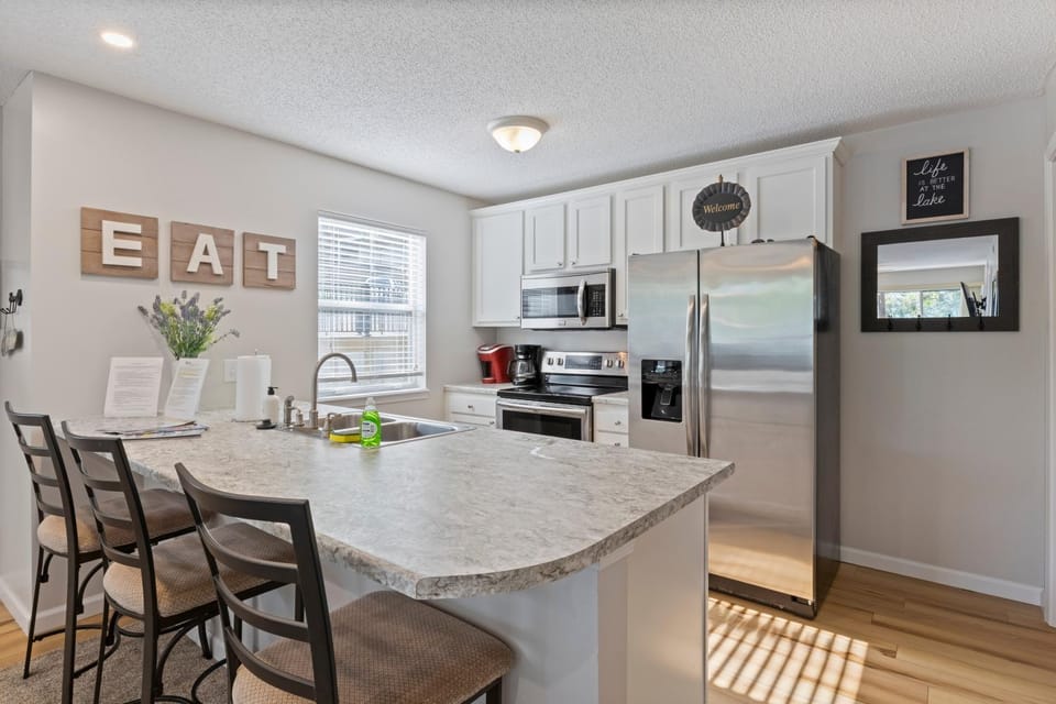 Kitchen or kitchenette, Dining area, minibar, oven, stove