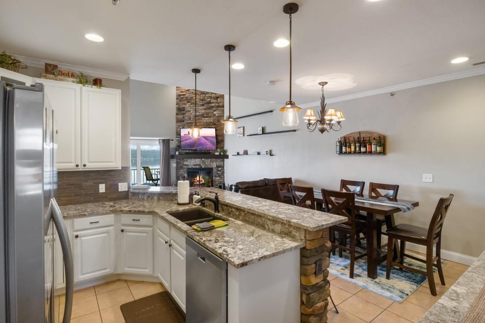 Kitchen or kitchenette, Dining area, dishwasher, minibar