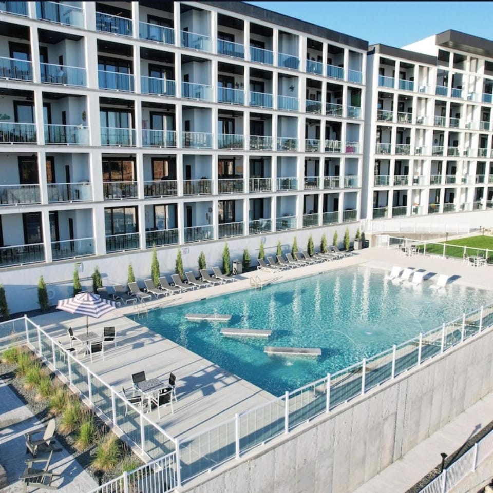 Property building, Day, Swimming pool, sunbed