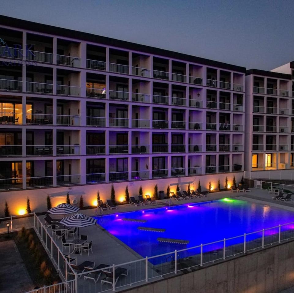 Property building, Swimming pool, sunbed