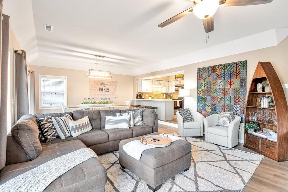Kitchen or kitchenette, Living room, Seating area, Dining area