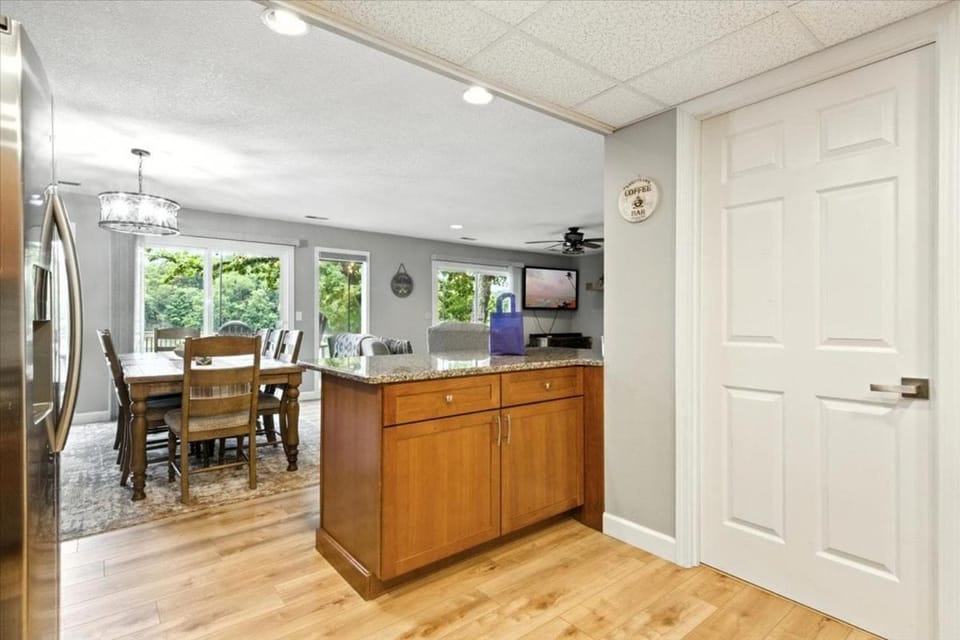 Kitchen or kitchenette, Seating area, Dining area