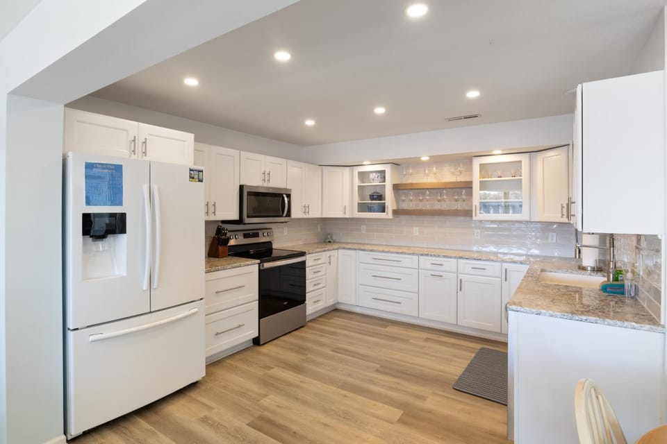 Coffee/tea facilities, Kitchen or kitchenette, oven, stove