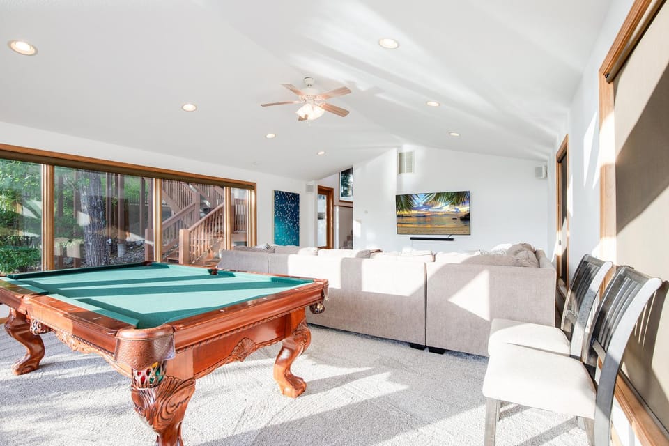 Billiard, TV and multimedia, Living room, Seating area