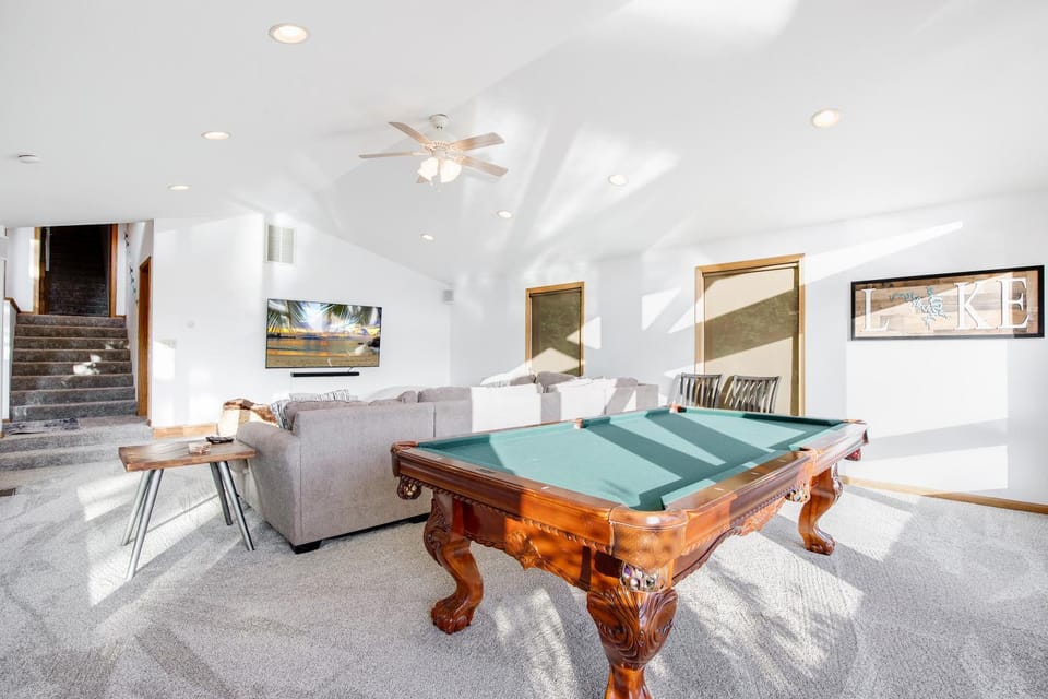 Billiard, TV and multimedia, Living room, Seating area