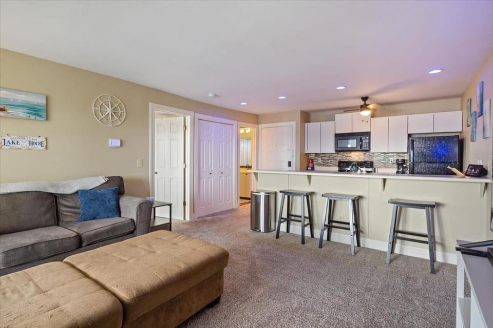 TV and multimedia, Kitchen or kitchenette, Living room, Seating area