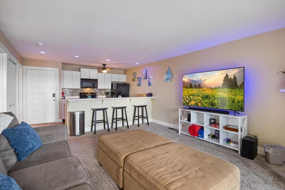 TV and multimedia, Kitchen or kitchenette, Living room, Seating area