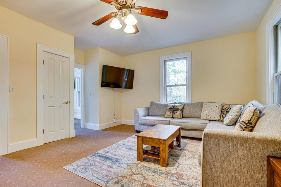 Near Colleges: Pet-Friendly Duplex in Northfield! House in Northfield