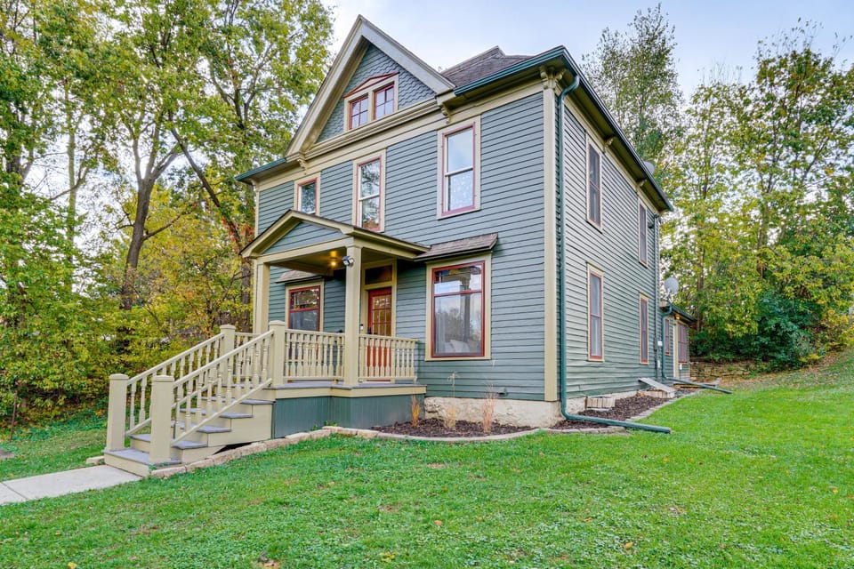 Near Colleges: Pet-Friendly Duplex in Northfield! House in Northfield