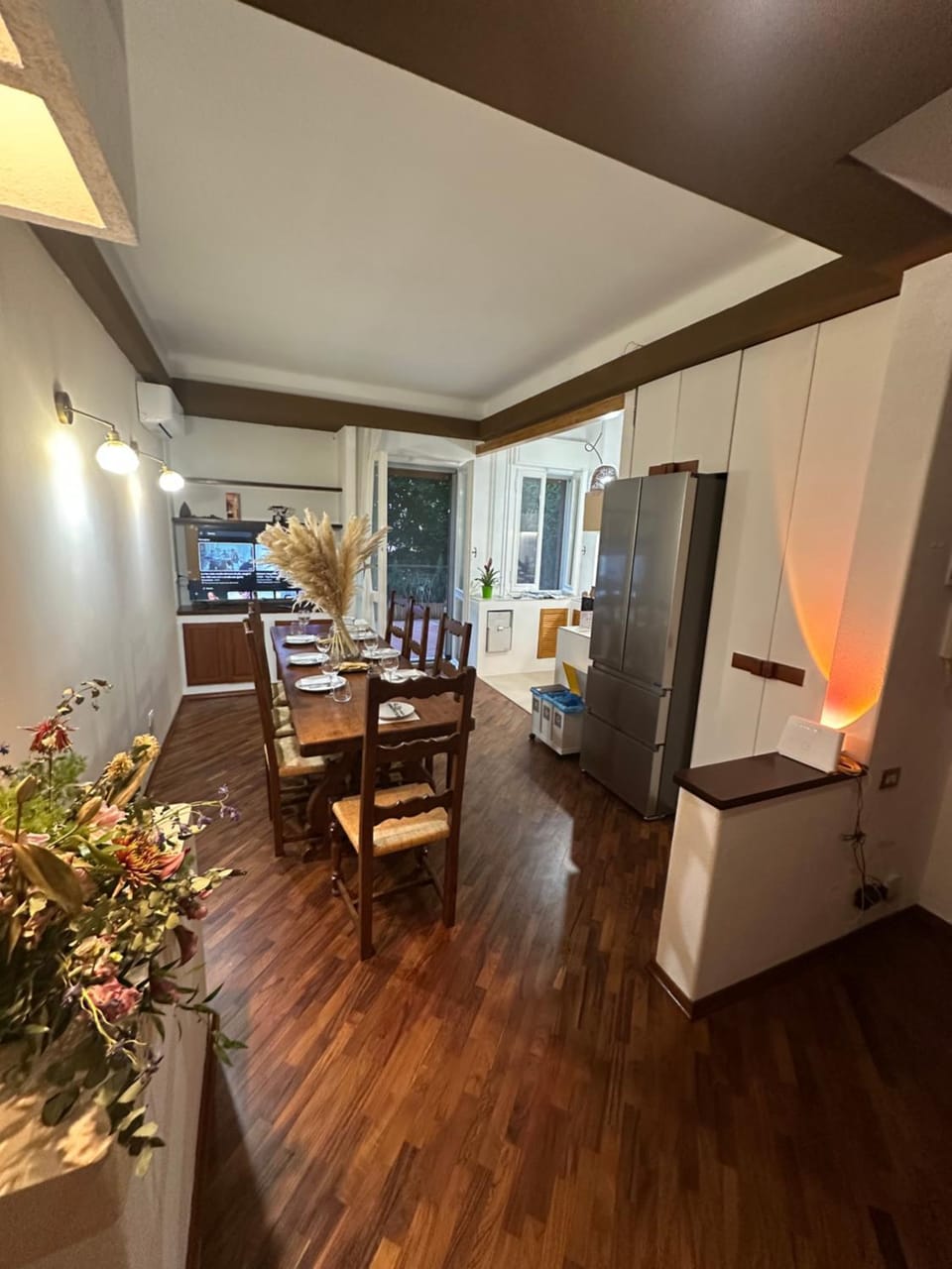 Kitchen or kitchenette, Living room, Seating area, Dining area