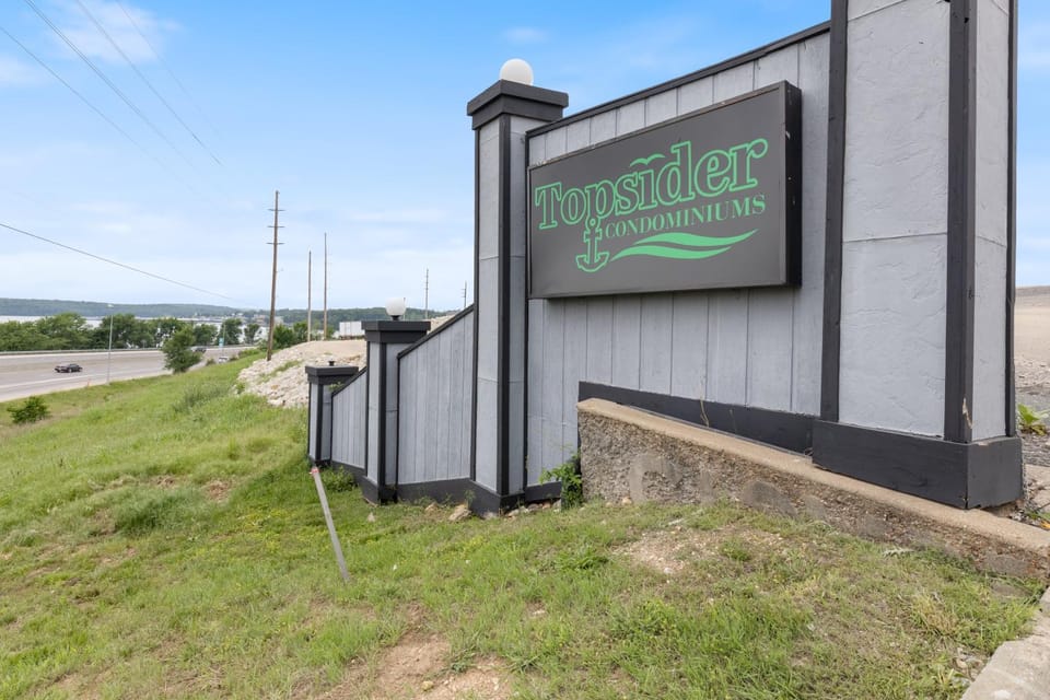 Facade/entrance, Day, Logo/Certificate/Sign