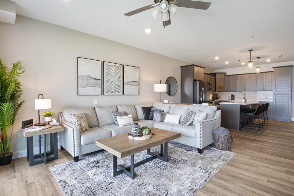 Kitchen or kitchenette, Living room, Seating area, Dining area