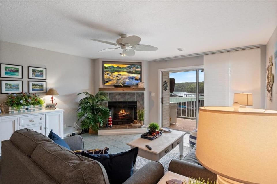TV and multimedia, Living room, Seating area, fireplace