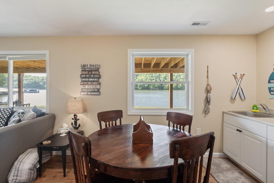 Seating area, Dining area