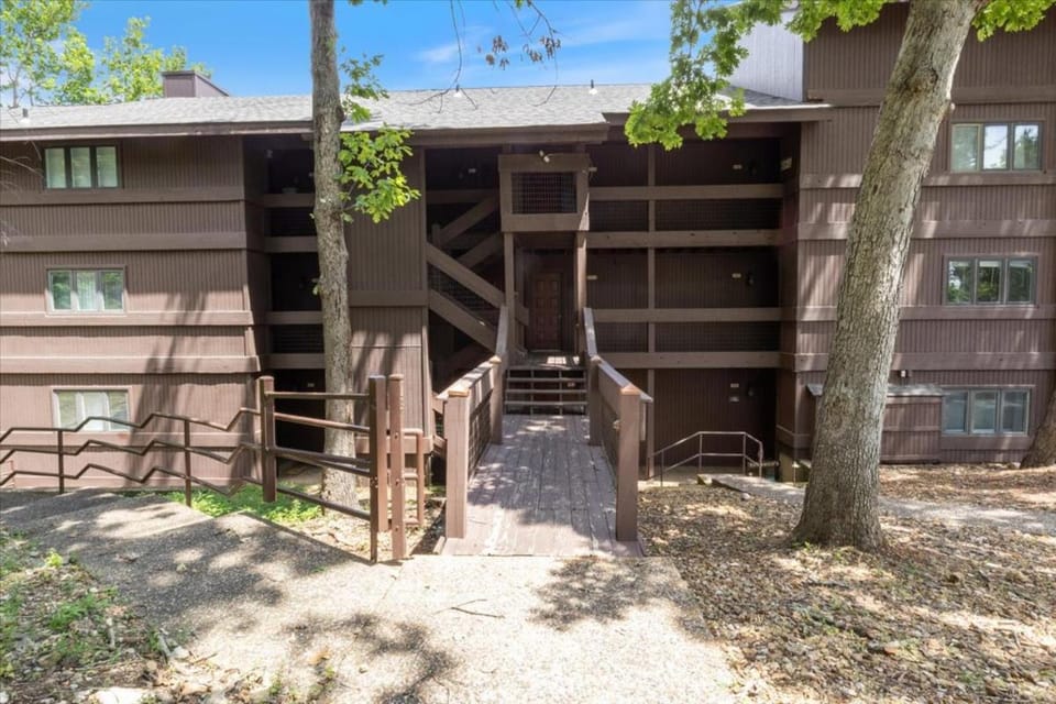 Property building, Facade/entrance, Day