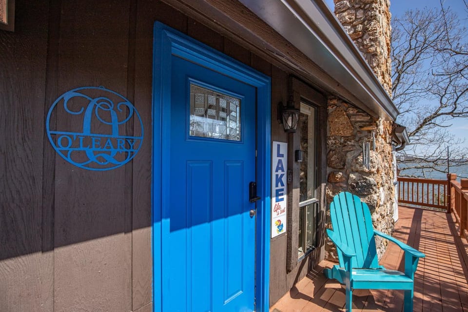 Property building, Facade/entrance, Day