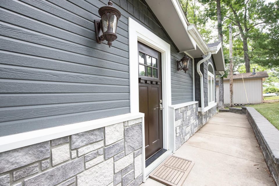 Property building, Facade/entrance, Day
