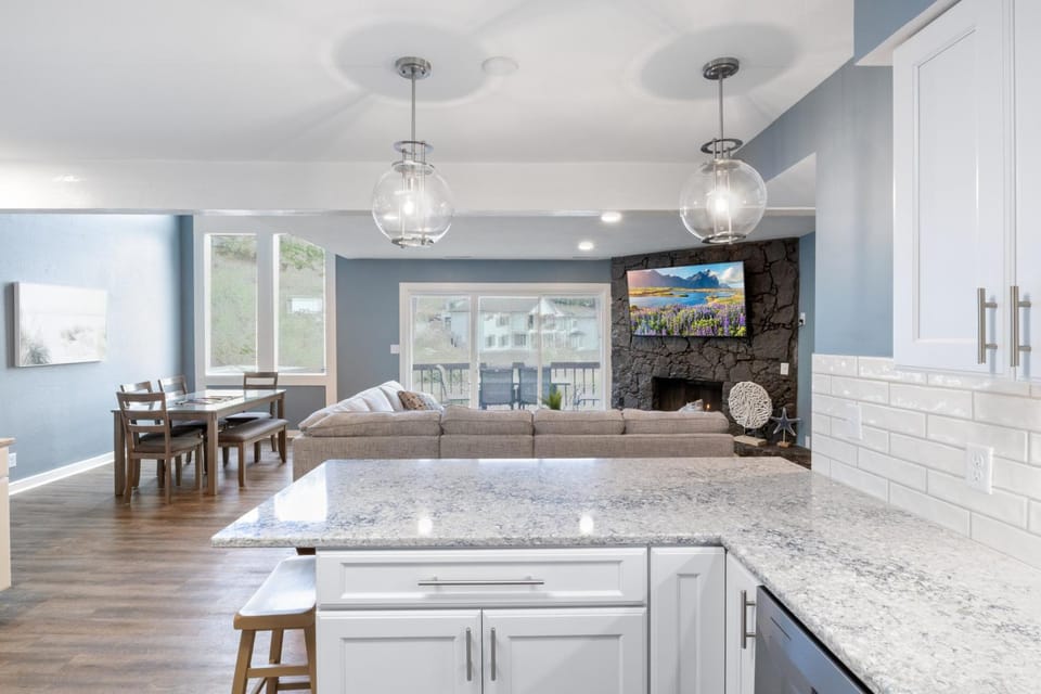 TV and multimedia, Living room, Seating area, Dining area