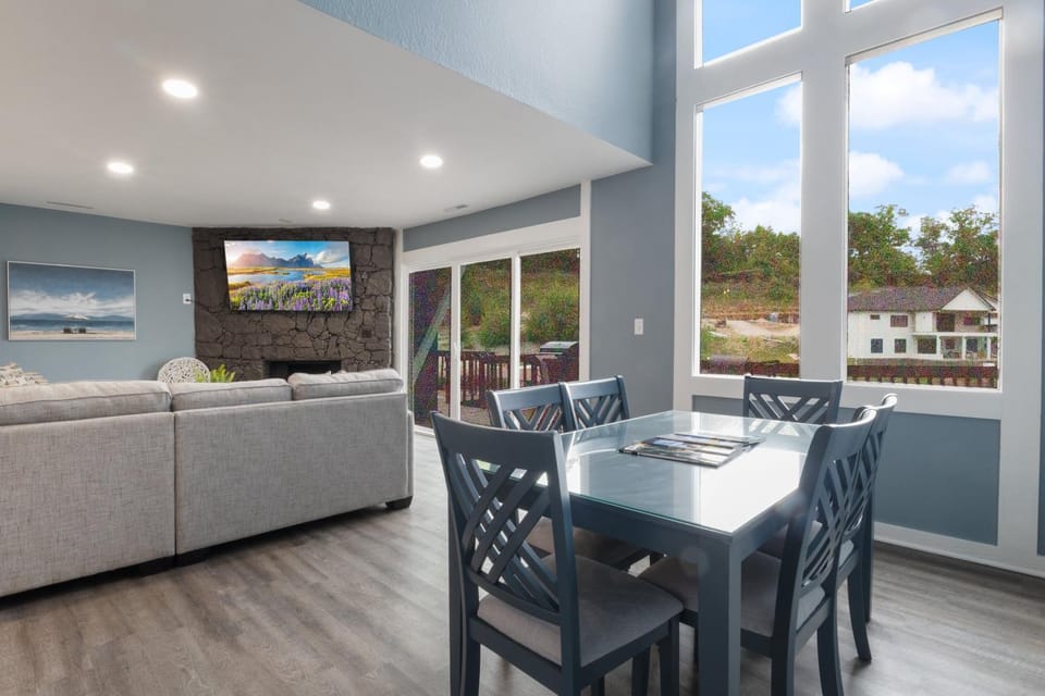 TV and multimedia, Living room, Seating area, Dining area