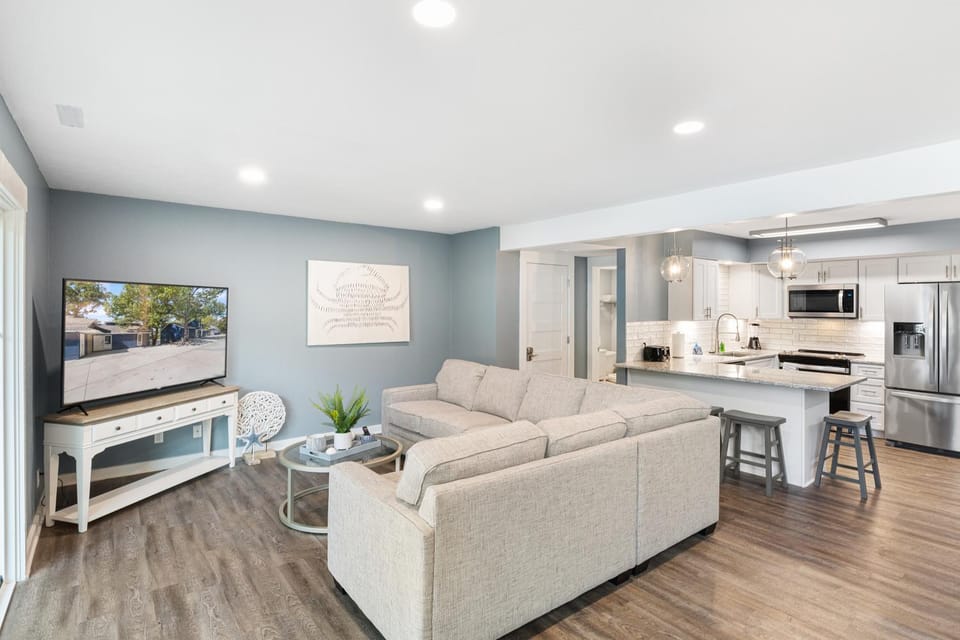 Kitchen or kitchenette, Living room, Seating area, Dining area, oven