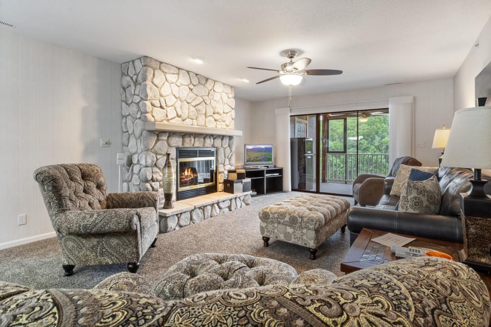 TV and multimedia, Living room, Seating area, fireplace