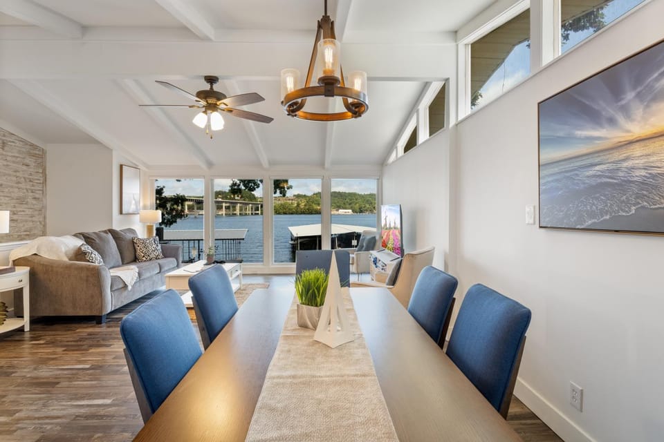 Seating area, Dining area