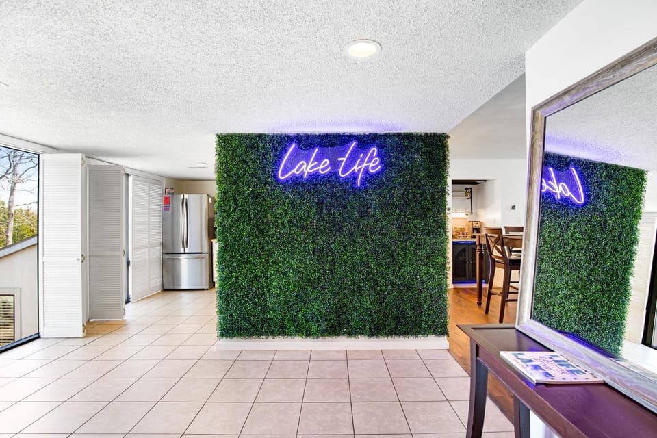 Facade/entrance, TV and multimedia, Living room, Decorative detail