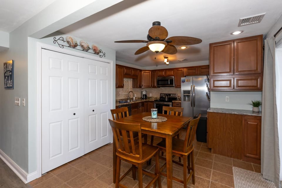 Kitchen or kitchenette, Seating area, Dining area, oven, kitchen