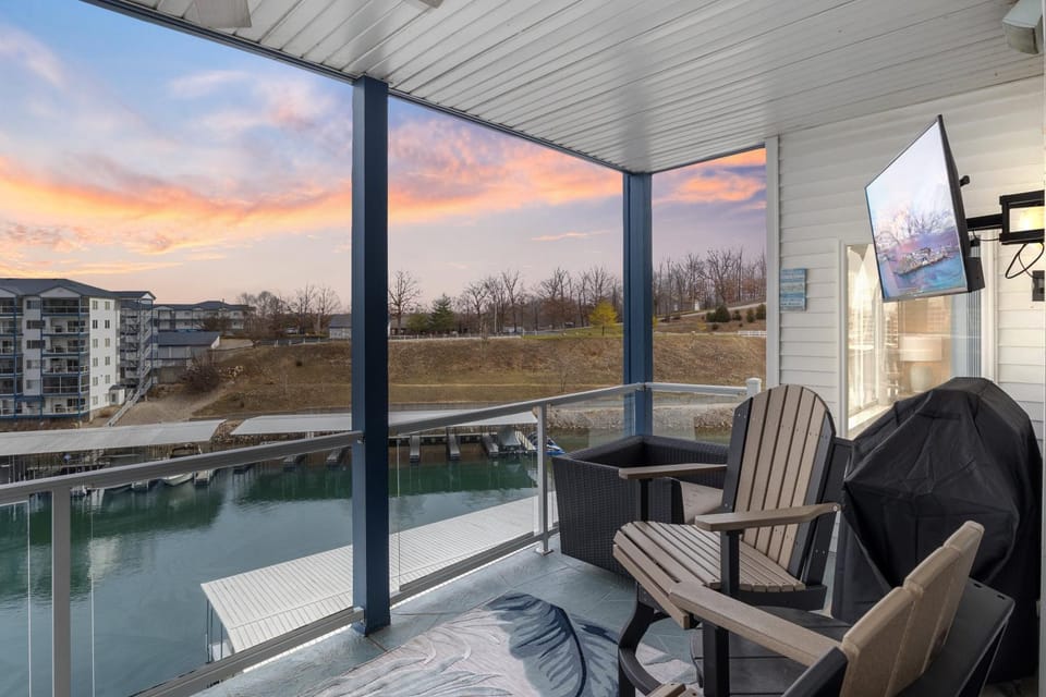 Day, TV and multimedia, Balcony/Terrace, Seating area, Lake view