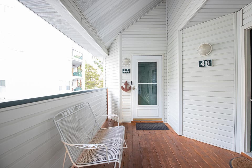 Facade/entrance, Day, Balcony/Terrace