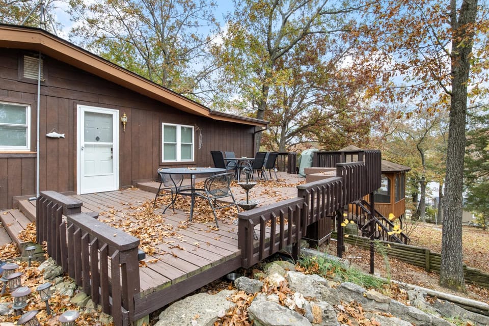 Property building, Facade/entrance, Day, BBQ facilities, Dining area