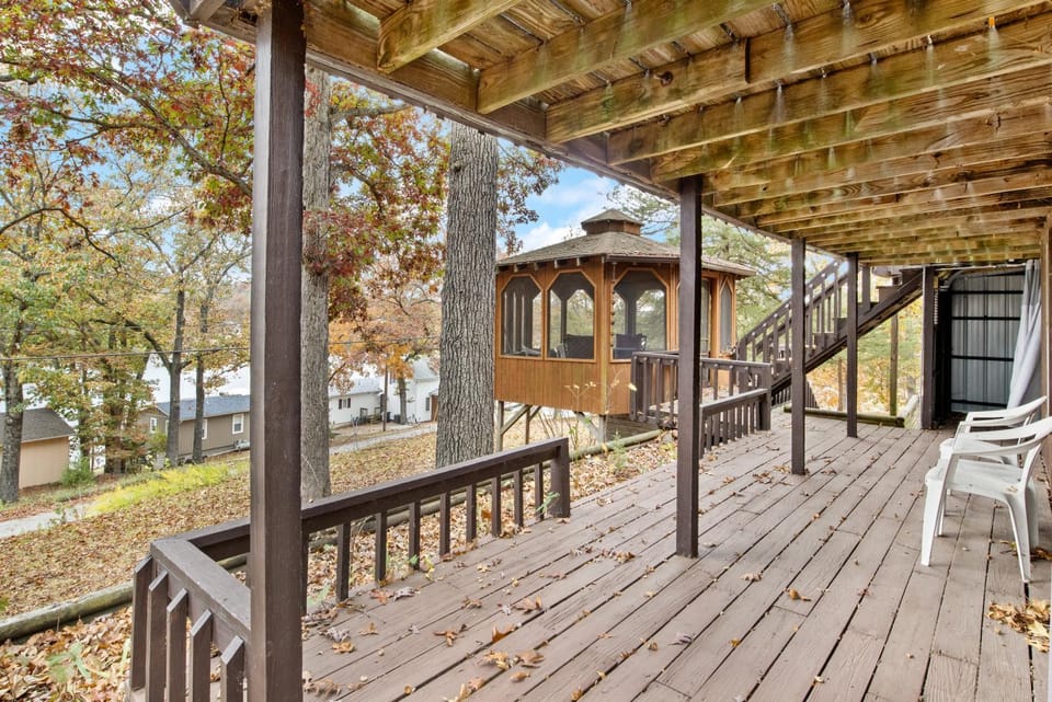 Property building, Facade/entrance, Day, Balcony/Terrace
