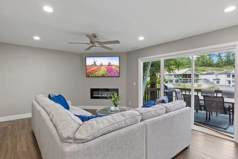 TV and multimedia, Living room, Seating area, fireplace