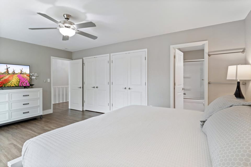 Bed, TV and multimedia, Bedroom