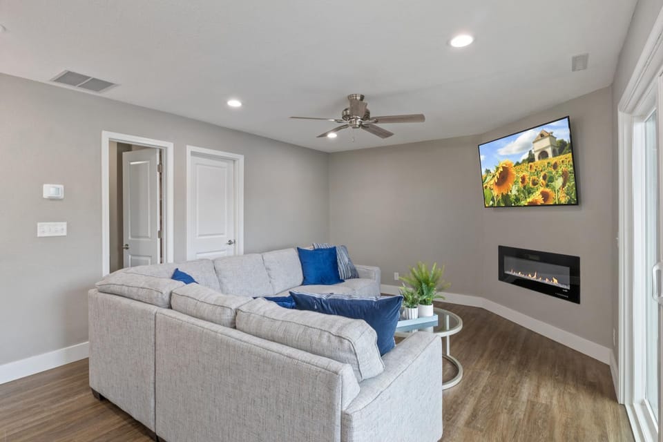 TV and multimedia, Living room, Seating area, fireplace