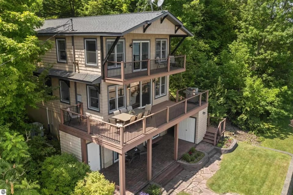 New! The Sunkissed Beach House Truly Spectacular! House in Crystal Lake
