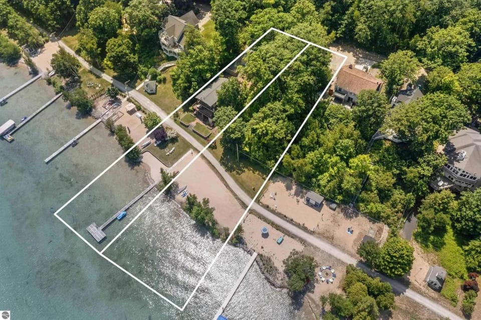New! The Sunkissed Beach House Truly Spectacular! House in Crystal Lake