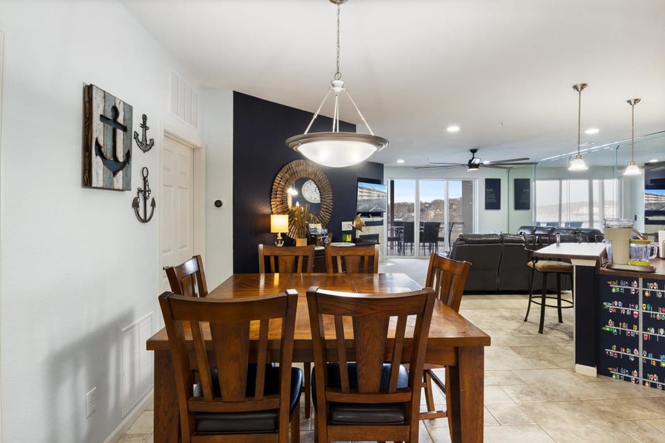 TV and multimedia, Seating area, Dining area