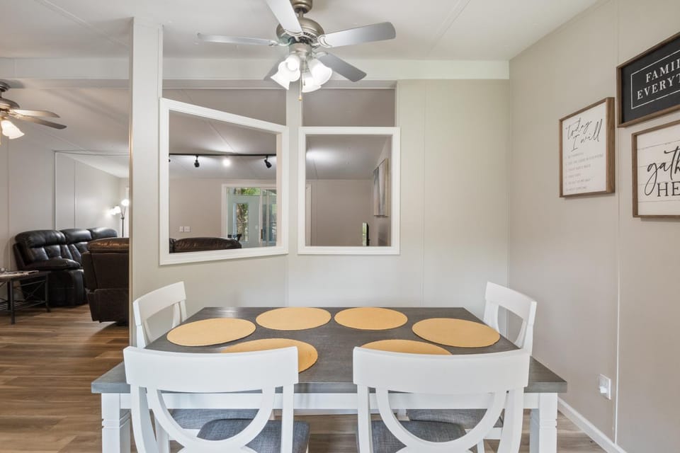 Seating area, Dining area
