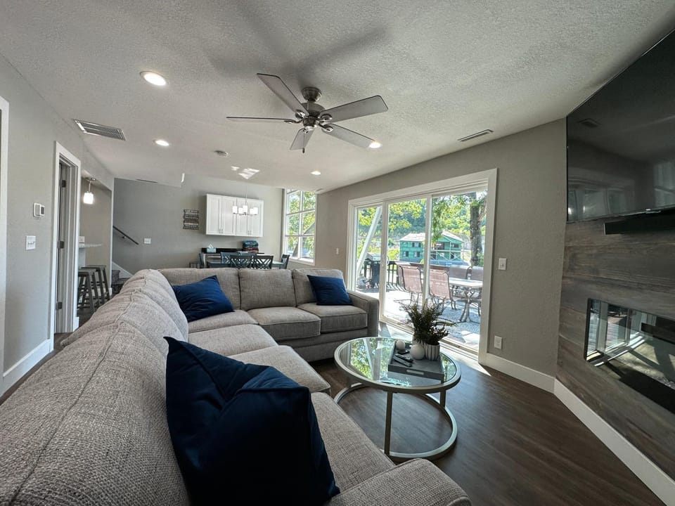 TV and multimedia, Living room, Seating area, fireplace