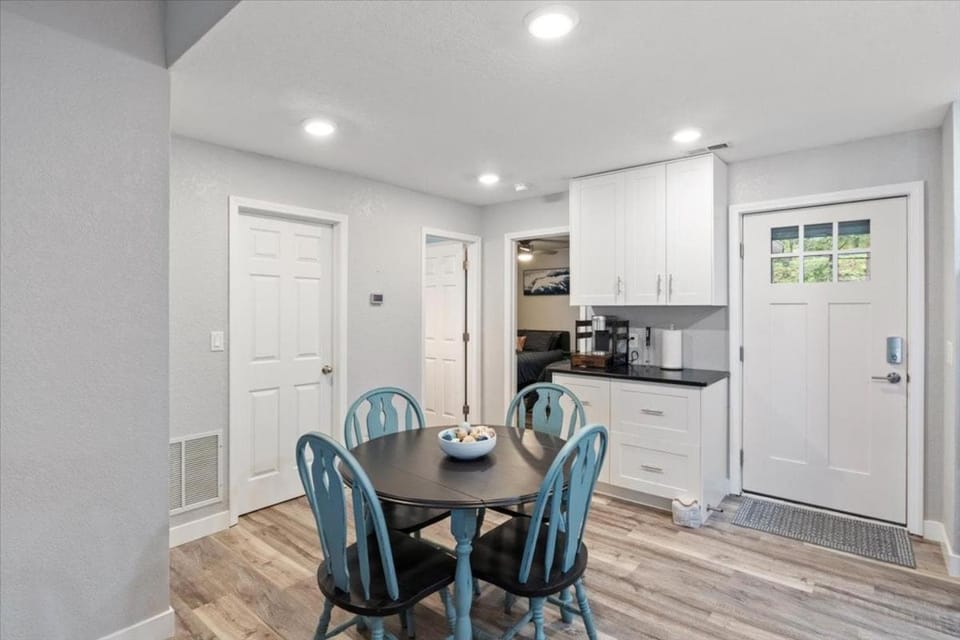 Coffee/tea facilities, Kitchen or kitchenette, Seating area, Dining area