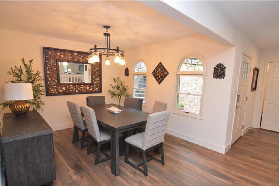 Seating area, Dining area