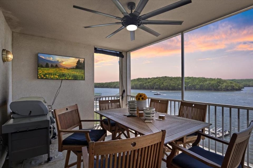 TV and multimedia, Balcony/Terrace, Seating area, Lake view