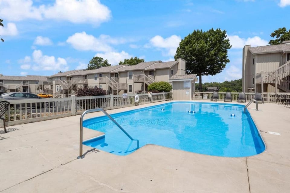 Property building, Day, Swimming pool, Swimming pool