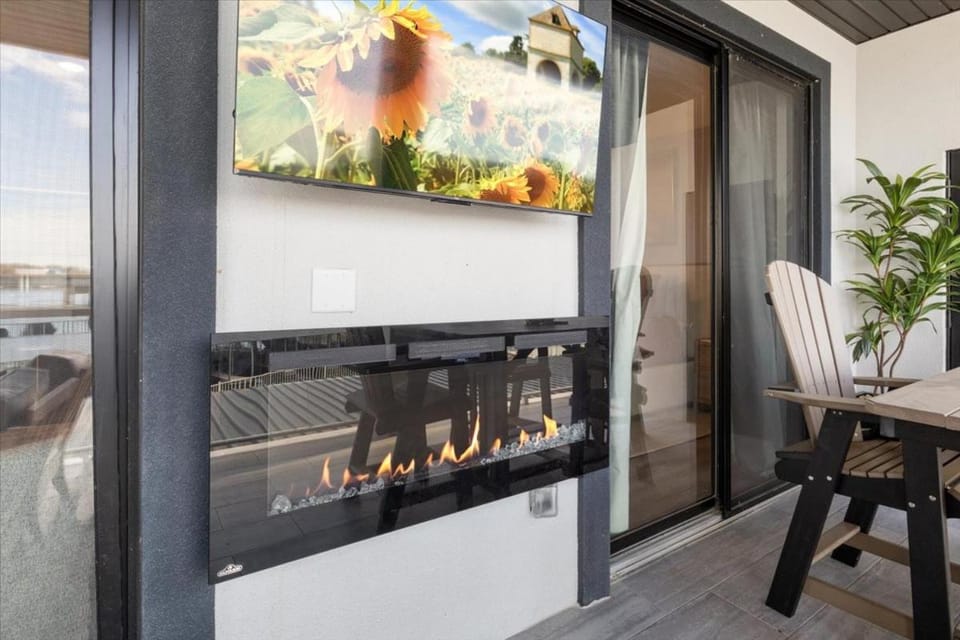 TV and multimedia, Living room, Seating area, fireplace