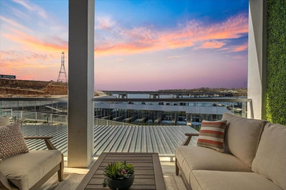 Facade/entrance, Day, Balcony/Terrace, Seating area