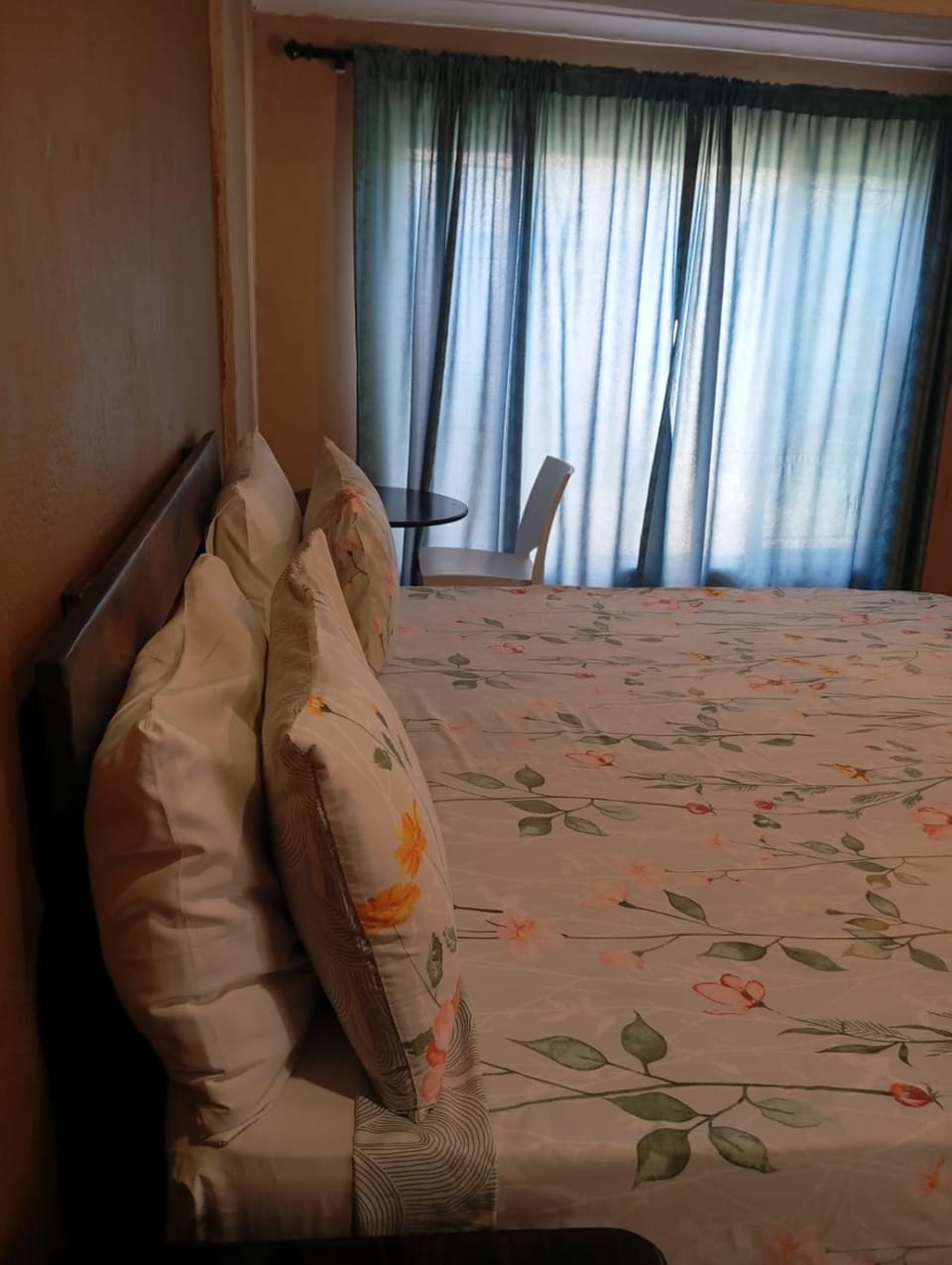 Bed, Photo of the whole room, Seating area, Bedroom